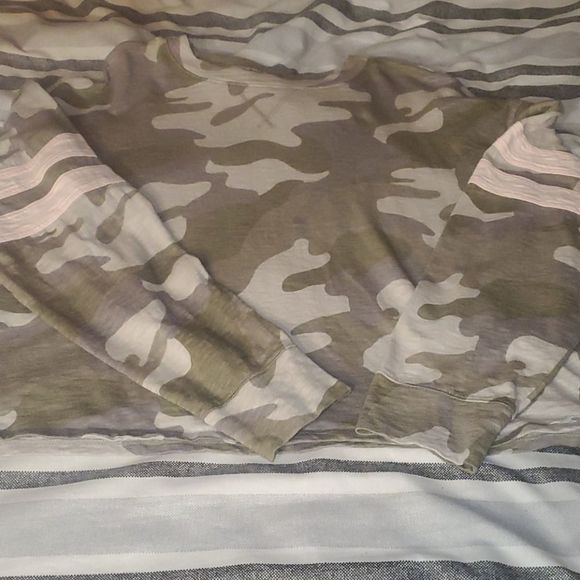 Pink Camo Hollister Top long sleeve 3/$20 - Picture 1 of 5